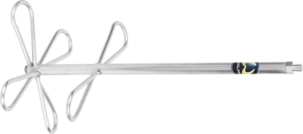 Gros plan d'une pale de mélange métallique pour perceuse sur fond blanc. L'outil comprend une longue tige cylindrique en acier avec une extrémité filetée et un écrou hexagonal pour la fixation. À l'extrémité opposée, deux rangées de trois ailettes en fil en forme de goutte sont soudées de manière symétrique autour de la tige, formant une tête de mélange à six branches. La pale est zinguée ou chromée, présentant des soudures visibles et un petit autocollant du fabricant près de l'extrémité filetée. Conçue pour mélanger peinture, enduit, ciment, mortier, colles et autres matériaux visqueux avec une perceuse portable, elle assure une circulation énergique et réduit l'incorporation d'air.
