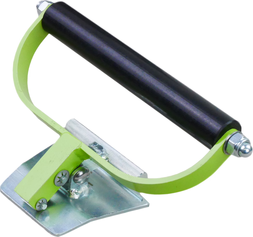 WOLFF_Dummy_10068_carpet clamp two handed_2025-08 Gros plan d'un rouleau manuel : un cylindre en caoutchouc noir monté dans un cadre métallique en U de couleur vert citron avec des boulons chromés à chaque extrémité. Le support est relié à une petite plaque de montage argentée inclinée avec des vis visibles et une soudure apparente. Un collier argenté strié se trouve près de la base du rouleau. L'image, sur fond blanc, met en évidence les détails de la peinture, des fixations métalliques et des points de pivot du rouleau, soulignant la construction compacte et robuste de l'outil destiné à presser ou lisser des surfaces.
