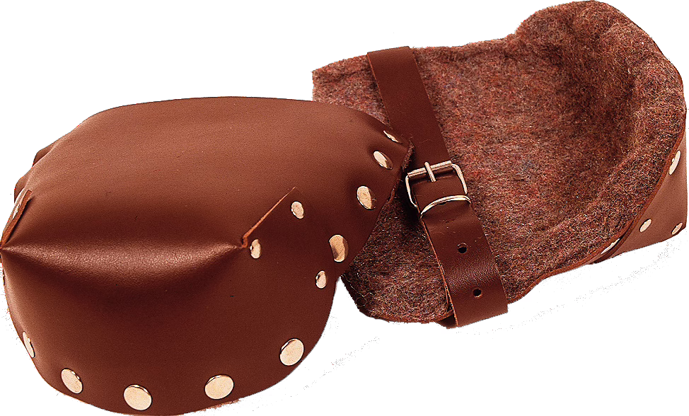 Deux coques de protection en cuir brun avec doublure en feutre et rivets métalliques, l'une ouverte montrant l'intérieur doux semblable à de la laine, reliées par une sangle en cuir munie d'une boucle métallique réglable, photographiées sur fond blanc.