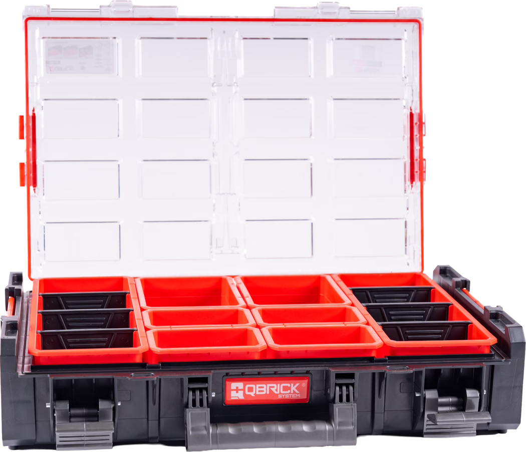 WOLFF_Dummy_163794_163795_Diamond segements starter set_2025-08 Boîte d'organisation en plastique ouverte avec couvercle transparent articulé et plusieurs bacs amovibles rouges et noirs vides disposés en rangées. Le couvercle transparent présente des compartiments rectangulaires moulés et des fermetures; on aperçoit le logo 'QBRICK SYSTEM' sur le corps noir à l'avant. L'intérieur montre des bacs pour petites pièces, adaptés aux vis, écrous et petits outils. Photo prise de face avec le couvercle ouvert, fond blanc et éclairage lumineux; matériau plastique rigide, fort contraste entre les bacs rouges et le boîtier noir.