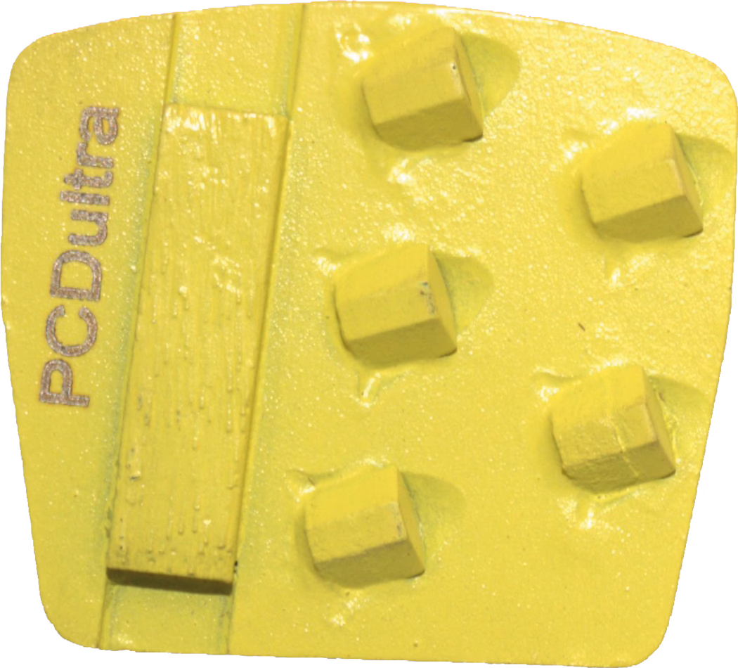 Un segment de meulage diamanté de forme carrée et de couleur jaune, destiné à la préparation des sols. La plaque métallique ou liée par résine présente six boutons diamantés carrés en relief sur le côté droit et une longue barre rectangulaire de montage ou d'usure à gauche. La surface est peinte en jaune vif, légèrement rugueuse, et montre de petites traces d'utilisation ; le bord gauche porte l'inscription verticale 'PCDultra'. La pièce se fixe sur une meuleuse ou une plaque d'appui et sert à l'enlèvement agressif de matière sur béton ou pierre.