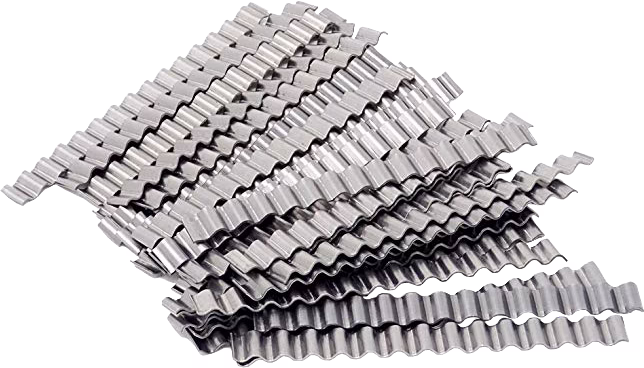 Gros plan d'une pile de bandes métalliques ondulées au profil en vagues, de couleur gris argenté et réfléchissant la lumière ; les bandes sont empilées de façon irrégulière, montrant des arêtes et des rainures marquées, probablement en acier inoxydable ou galvanisé pour des usages de construction ou industriels.