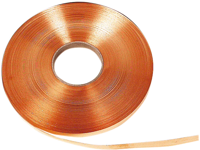 Gros plan d'une grande bobine de ruban étroit métallique de couleur cuivre sur fond blanc, montrant la fine texture concentrique de la surface et une courte extrémité lâche dépassant.