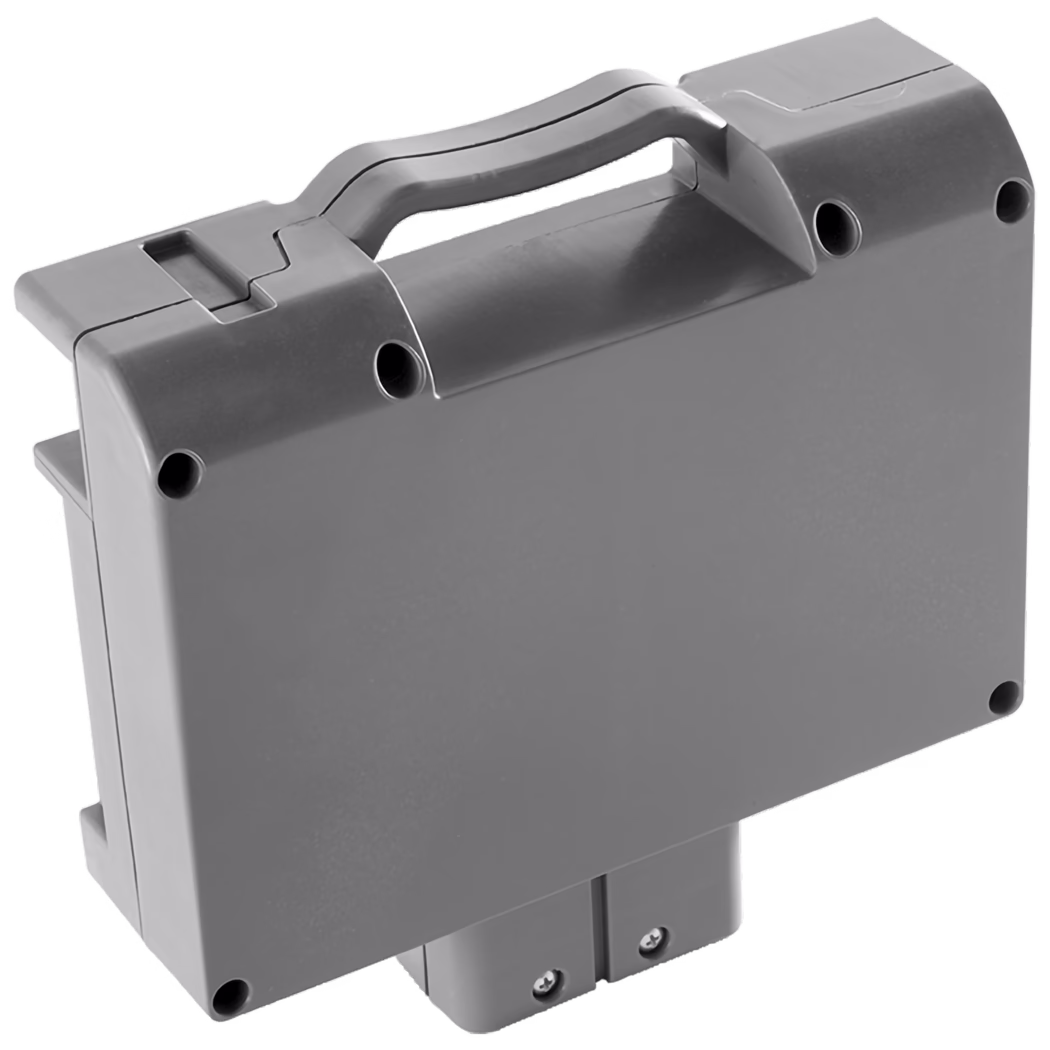 WOLFF_Dummy_83150_Replacement Battery_2025-08 Une mallette portable grise robuste conçue pour le stockage et le transport. Elle dispose d'une poignée moulée pour un transport facile, d'une surface supérieure plate et de vis visibles en bas pour l'assemblage. La mallette montre des signes d'usure légère, indiquant qu'elle a été utilisée mais est toujours fonctionnelle. Il y a des trous circulaires sur les côtés qui pourraient servir à diverses fins, comme la ventilation ou la sécurisation de la mallette.