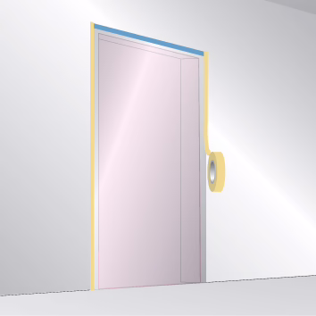 WOLFF_Dummy_84246_Dust Door System_2025-08 Gros plan d'un encadrement de porte protégé pour la peinture : la porte et l'huisserie sont recouvertes d'un film de protection rose et de ruban de masquage jaune le long des bords ; un rouleau de ruban adhésif jaune est accroché au mur à côté de l'encadrement. Le mur environnant est gris clair et le sol est visible en bas.