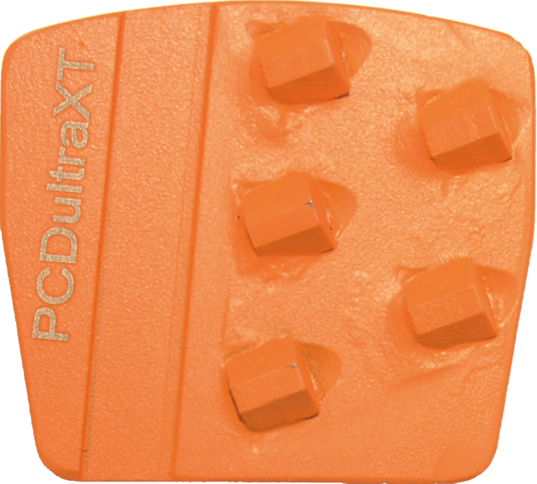WOLFF_Dummy_75365_PCD ultra XT orange_2025-08 Gros plan d'un segment d'outil abrasif trapézoïdal orange à surface texturée, avec plusieurs inserts diamantés surélevés à tête carrée disposés en deux colonnes décalées, et le texte embossé 'PCDUltraXT' sur le bord gauche.